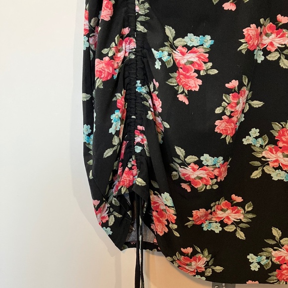 💲⬇️ Kristin Nicole Black Floral Blouse - Picture 2 of 7